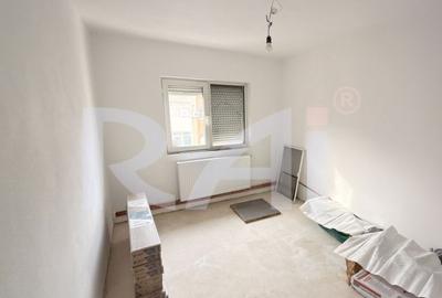 Apartament cu 3 camere decomandat în Craiovița Nouă