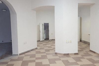 Spațiu comercial, de 100 mp, în Central - 3