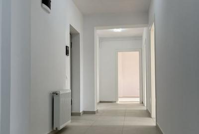 Apartament cu 3 camere decomandat în Tractorul - 2