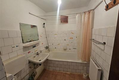 Apartament cu 4 camere decomandat în Micro IV - 31