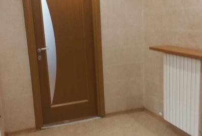 Apartament cu 3 camere semidecomandat în Berceni