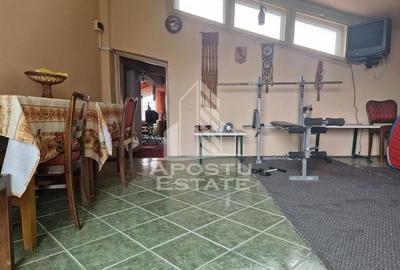 Casa familiala cu spatiu comercial si garaj P+1E+M 720 Mp - 49