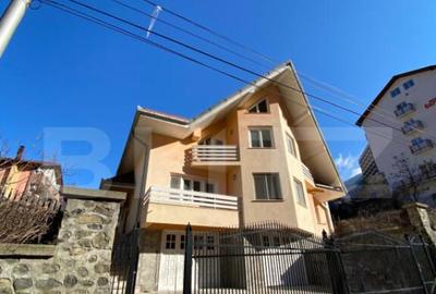 Casă cu 7 camere cu Teren 750 Mp în Central