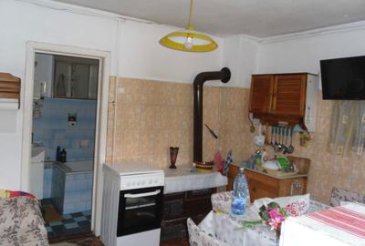 Casă cu 3 camere decomandat cu Canalizare în Bunești - 1