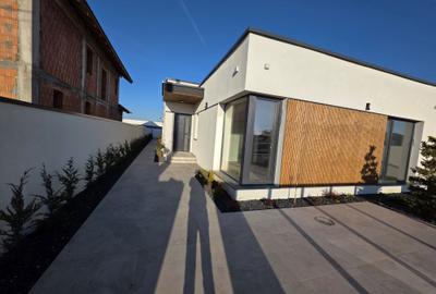 Casă cu 3 camere cu Canalizare în Moșnița Nouă