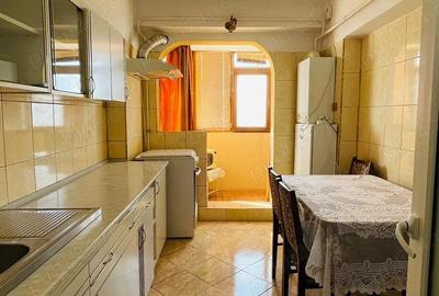 Apartament cu 3 camere decomandat în