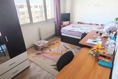 Apartament cu 3 camere semidecomandat, mobilat în Podu Roș