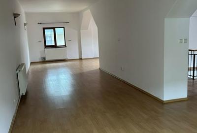Casă cu 8 camere cu Teren 250 Mp în Tei - 2