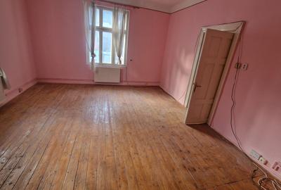 Casă cu 4 camere cu Canalizare în Central - 6