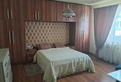 Apartament cu 4 camere decomandat în Calea Moldovei