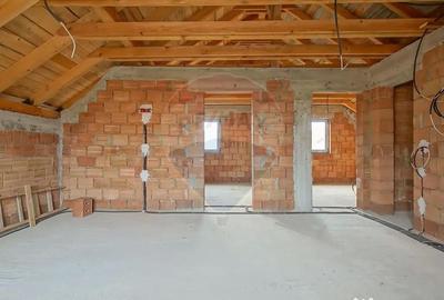 Casă cu 5 camere cu Garaj în Tărlungeni