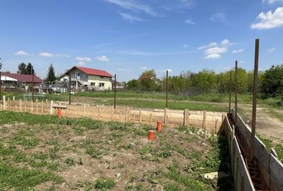 Teren intravilan in Crevedia, 3 loturi 650mp, 26000euro/lot, deschidere 20m - 5
