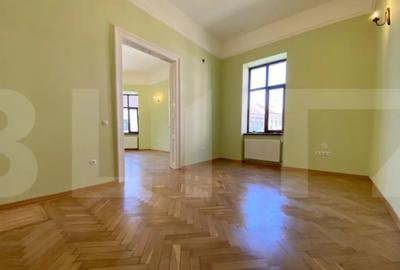 Apartament cu 3 camere semidecomandat în Central - 1