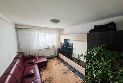 Apartament cu 3 camere semidecomandat în Mărăței