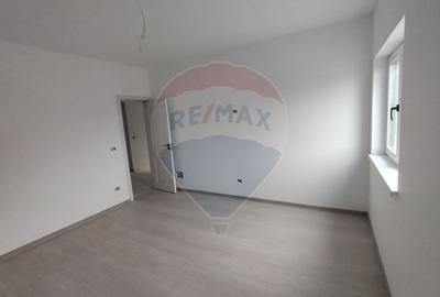 Casă cu 4 camere cu Teren 460 Mp în Golești - 6