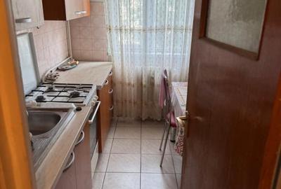 Apartament cu 3 camere semidecomandat în Obor