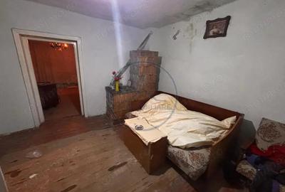 Casă cu 4 camere cu Teren 1600 Mp în Central - 2