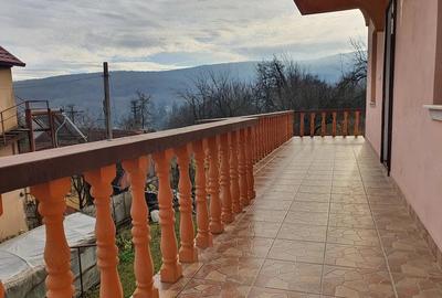 Casă cu 6 camere cu Teren 383 Mp în Central - 1