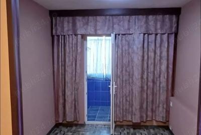 Vand apartament decomandat , cu doua camere ?i doua balcoane , la etaj 2 - 2
