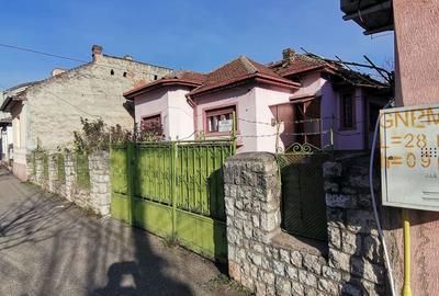 Casă cu 3 camere cu Teren 440 Mp în Central - 1