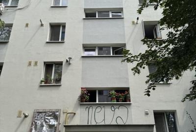 Apartament cu 3 camere semidecomandat, mobilat în Balta Albă