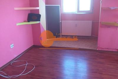 Apartament cu 3 camere semidecomandat în Doamna Ghica