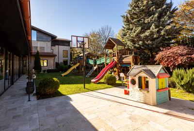 Casă cu 10 camere cu Piscina în Km 4 - 9