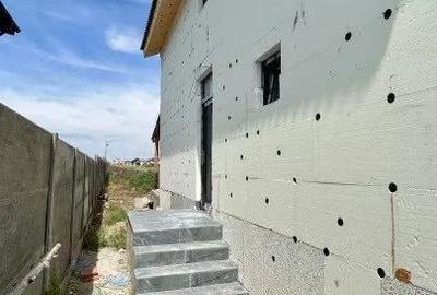 Casă cu 3 camere cu Canalizare în Sânandrei