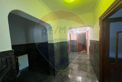 Spa?iu comercial in zona Lupeni - 11