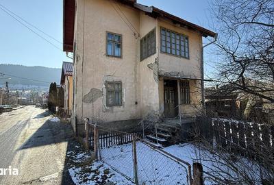 Casă cu 4 camere cu Teren 373 Mp în Central - 1