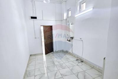 Spa?iu comercial de 40mp de inchiriat in zona 1 Mai - 4