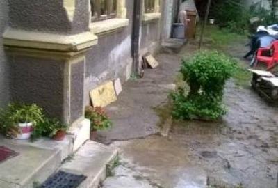 Casă cu 4 camere cu Canalizare în Central - 1