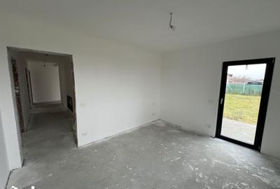 Casă cu 4 camere cu Teren 485 Mp în Vetiș