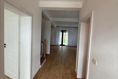 Casă cu 4 camere cu Teren 290 Mp în Central - 1