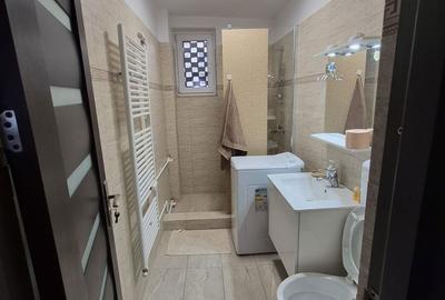 Apartament cu 3 camere semidecomandat în Rovine