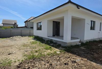 Casă cu 4 camere cu Teren 400 Mp în Domnești - 2