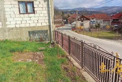 Casă cu 4 camere în Pucheni