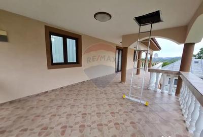 Casă cu 7 camere cu Teren 3141 Mp în Ploștina - 1