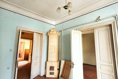 Casă cu 15 camere în P-ța Romană