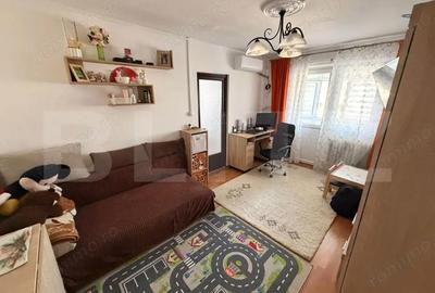 Apartament cu 2 camere semidecomandat în Craiovița Nouă