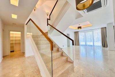 Duplex cu 9 camere cu Garaj în Central - 2