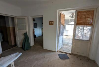 Casă cu 3 camere cu Canalizare în Central