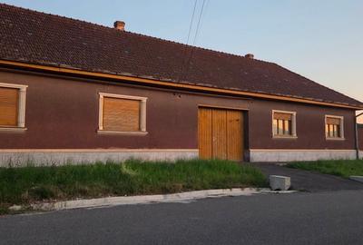Vand casa Bocsa Vasiova teren și curte mare
