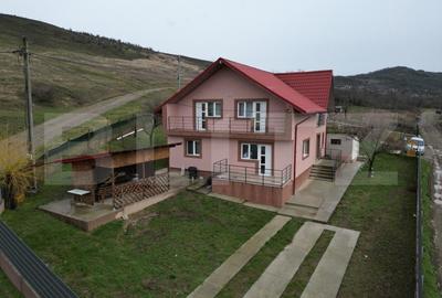 Casa de vanzare cu 5 camere, 180 mp, si 800 mp teren, zona Tomesti, Iasi