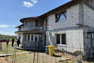 Casă individuală cu 10 camere cu Teren 1085 Mp în Țegheș - 2
