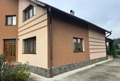 Casa superba intr-o zona lini?tita 4 dormitoare, 3 - 4