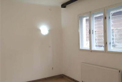 Apartament cu 3 camere decomandat în Central - 1