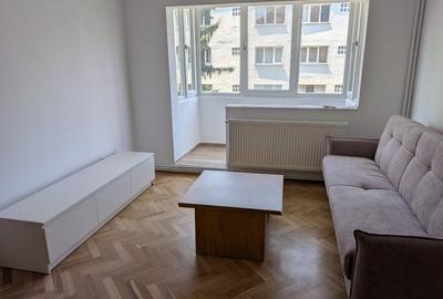 Apartament cu 3 camere semidecomandat, mobilat în Take Ionescu