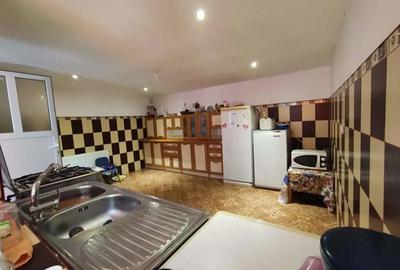 Casă cu 2 camere cu Teren 2800 Mp în Strezeni
