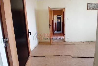 Apartament cu 3 camere semidecomandat în Olteniței